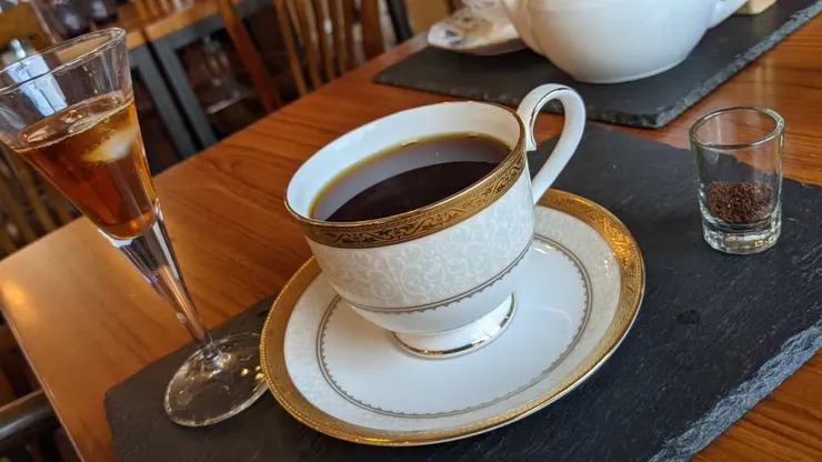 啜飲咖啡