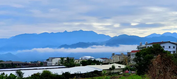 【果然群山隱約層疊鳶嘴浮出雲海】