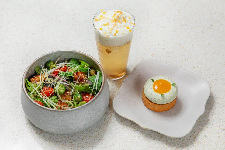 小小樹食與MagMag還魂梅跨品牌聯名創作「還魂梅烤鳳梨蔬菜飯」、「黃金烏龍還魂梅塔」、「雲朵梅茶」用食材演繹跨國舞曲。圖：業者提供