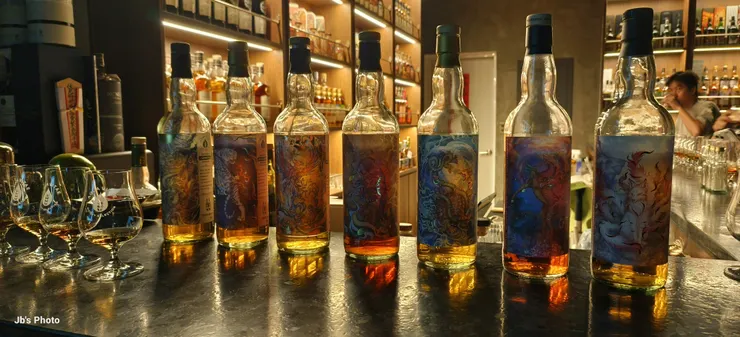 【在吧枱一字排開的七聖獸，由最右的九尾狐帶頭。】