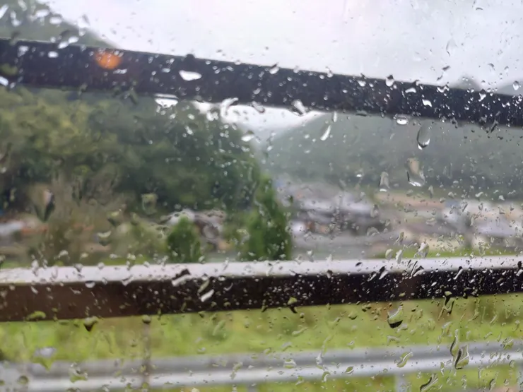 颱風天的民宿窗外