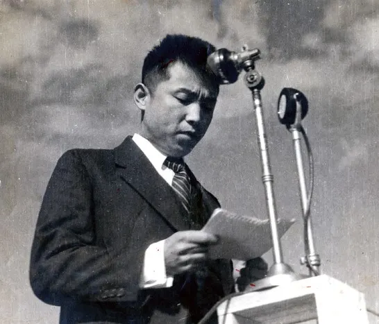 1945.10.14. 於平壤公共體育場舉行的歡迎儀式，金日成一邊看手稿一邊發表演講〈轉自韓國戰爭研究媒體〉