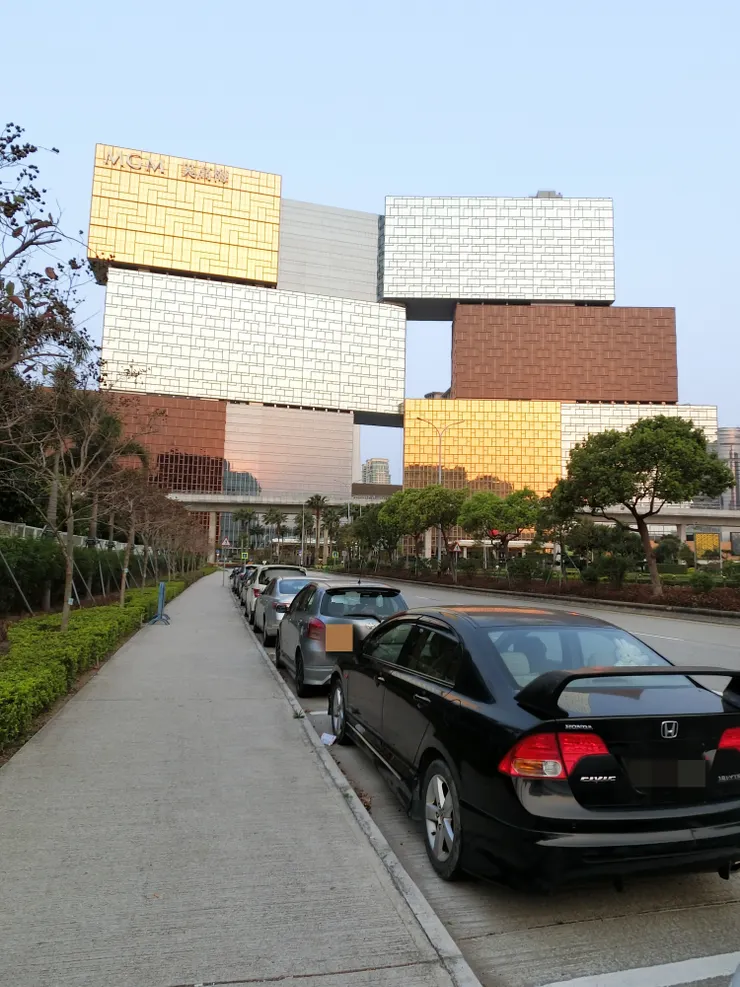 美高梅的外形像好幾個貨櫃叠在一起,很有趣,所以我拍下了。