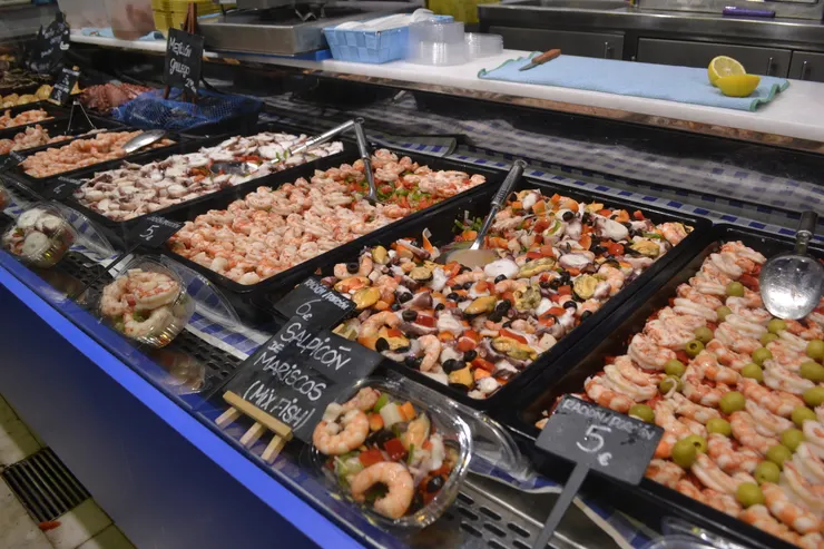 市場裡販賣Tapas的小攤，各式鮮蝦料理新鮮又令人垂涎。