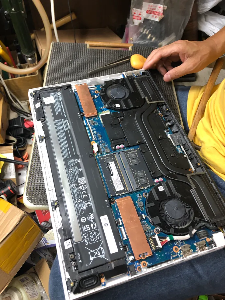 筆電拆開後，老師傅開始檢查受損狀況。