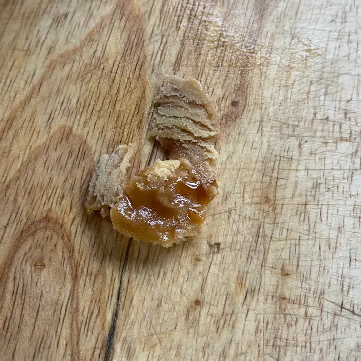 從罐子裡挖出來的椰糖（棕櫚糖）