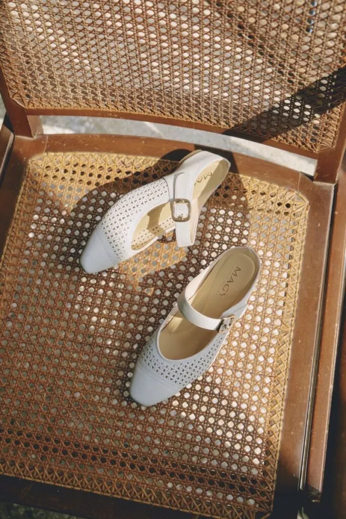 ▲「打蠟羊皮沖孔瑪莉珍穆勒鞋」以經典瑪莉珍鞋型結合金屬釦環，演繹清新自然的春夏風格。