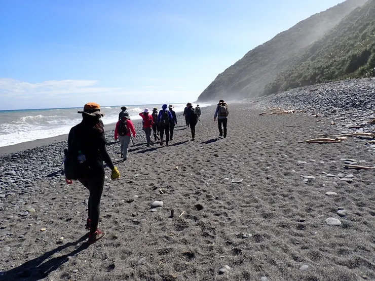 通過檢查哨，開始沿著海岸走