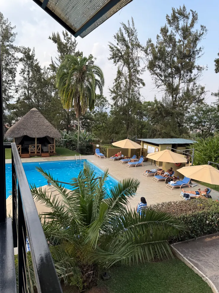 我們在池畔樓上的餐廳小酌