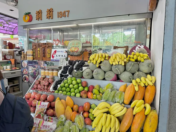店外頭擺著滿滿的水果，炎炎夏日看起來就相當賞心悅目