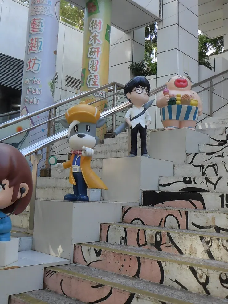 我覺得港漫的人物性格特徵很是突出，可能因為每本都很薄，只得幾十頁，節奏要明快，所以單從外貌便知道角色是個怎麼樣的人。