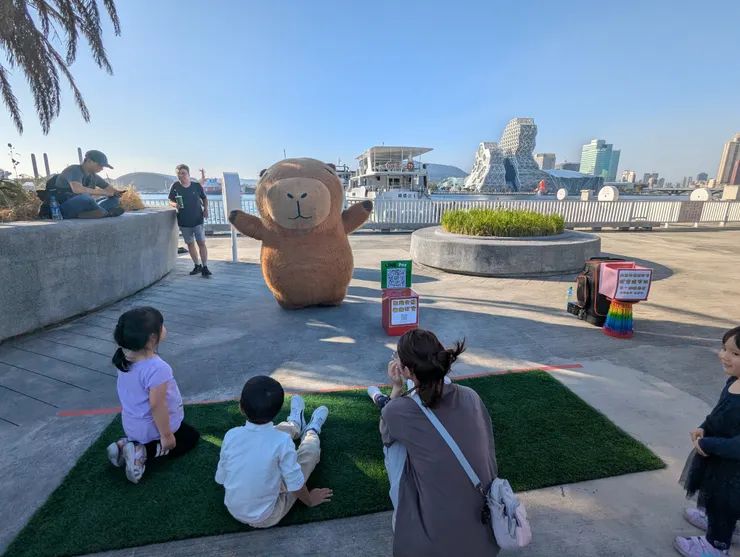 大家都等待著水豚君表演開始