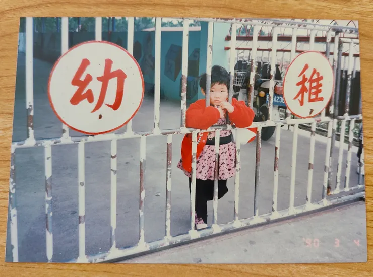 在幼稚園前依依不捨媽媽離開