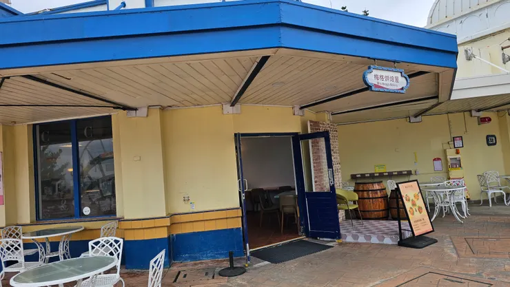 梅格烘焙屋的門口!