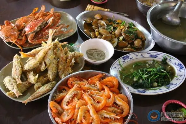 滿桌的海產熱炒（圖片截圖於網路）