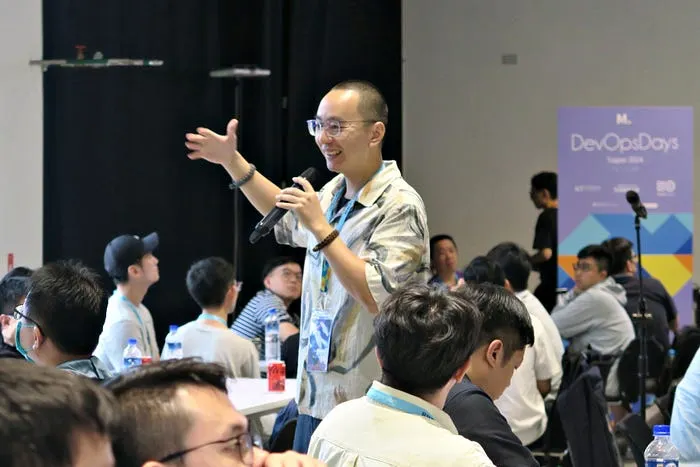 Sam 曾擔任鈦坦科技的全職 ScrumMaster,現職為組織發展部門(Organization Development, OD)的一員,專注於推動組織文化、主管培育。圖為他在 2024 DevOpsDays 引導開放空間技術(Open Space Technology,簡稱 OST)的畫面。(圖片來源:新加坡商鈦坦科技提供)