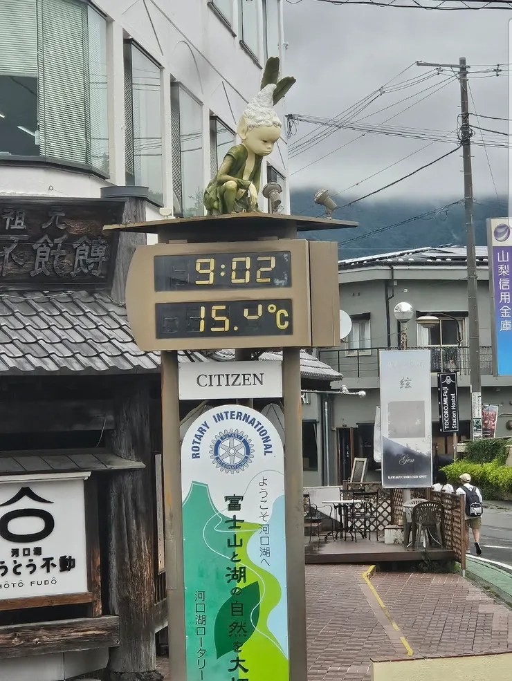 早上9點河口湖車站溫度計顯示只有15度