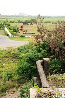 從南橋台上望向橋墩殘跡