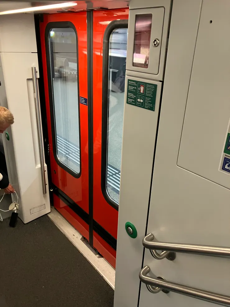 自己開門上車，我站在一個小階梯旁