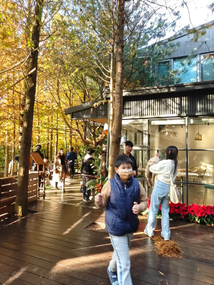 迫不急待放風的孩子