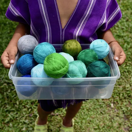 做出織布前所需的棉線，百分百純手工