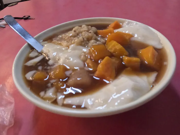 滿滿一晚的豆花只要45元。