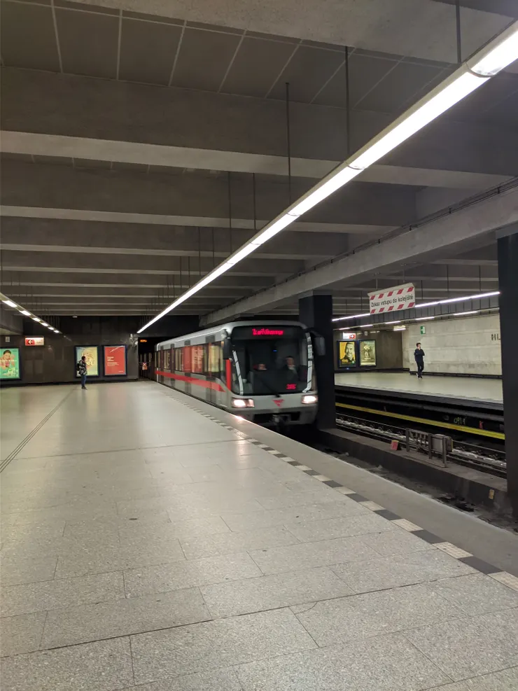 先從布拉格火車站搭捷運到Nádraží Holešovice