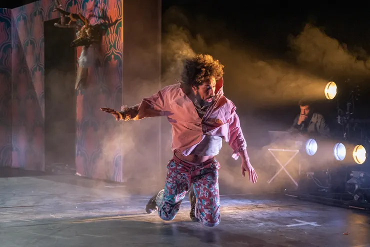 在一個不斷崩塌的世界中,人類如何生存?《超展開》透過馬戲的形式,探討了當代社會所面臨的環境問題和生存困境。(©Martin Argyroglo,台北表演藝術中心提供)