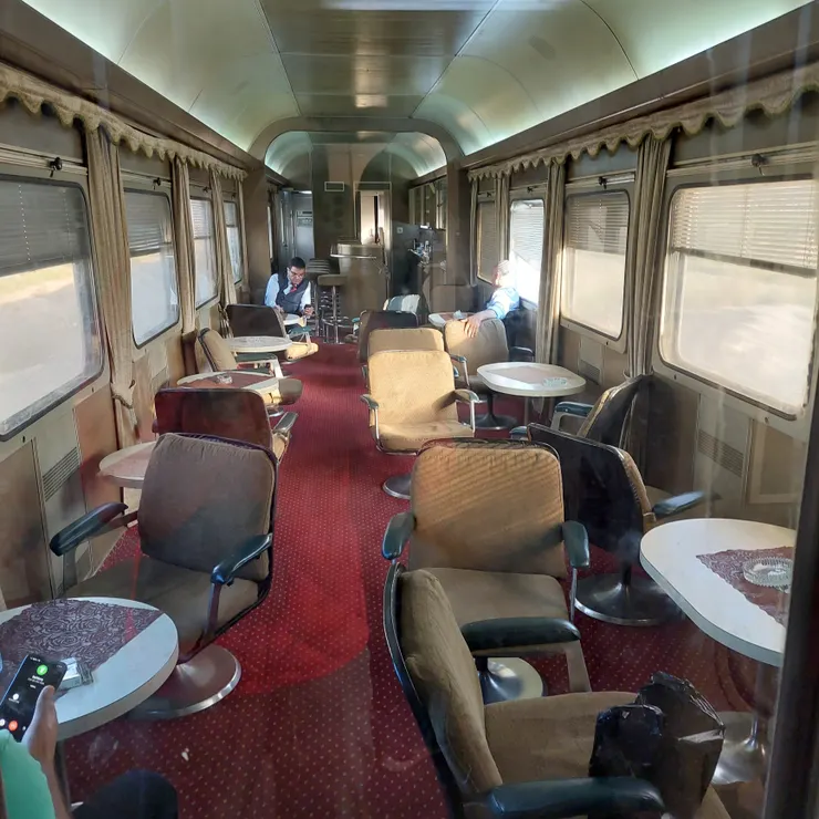 夜鋪火車提供旅客喝飲料的包廂,車長不讓我們進去(因為我們是女孩子嗎??)