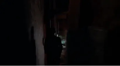 鏡頭停在梯間燈光下，此時周慕雲走進鏡頭中，鏡頭同樣從後方目送他走進麵攤。