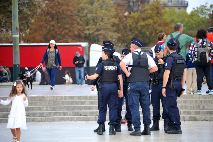 【約10點抵達拍攝鐵塔最佳地點特羅卡德羅廣場（Place du Trocadéro）！大景點正是扒手活躍處，看到這些警員，感到安心了些。】