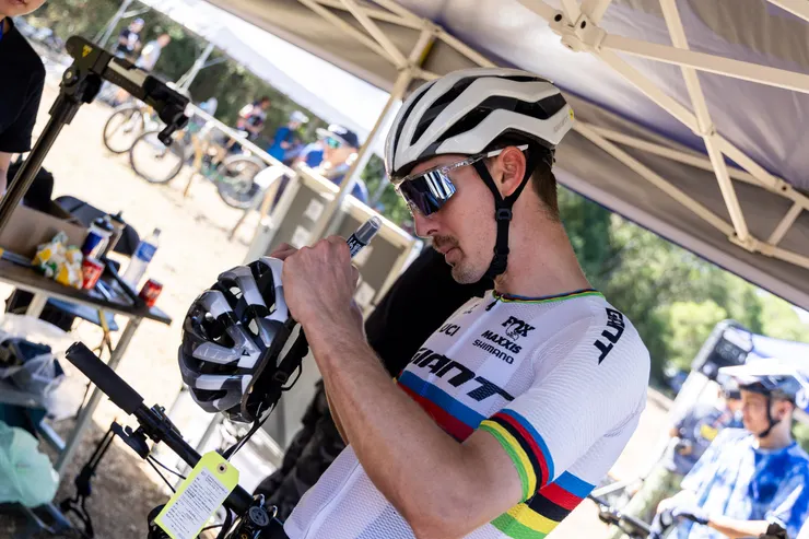 Alan在幫大家簽名