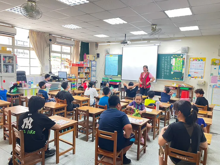 阿美語籃球課程的同學們在活動前，先進行互相認識，再開始學習族語。(圖新北市政府原民局提供)