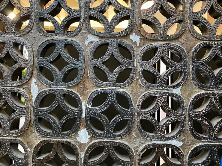 花磚圖案有人說像團扇，有人說像青銅器。全憑個人想像