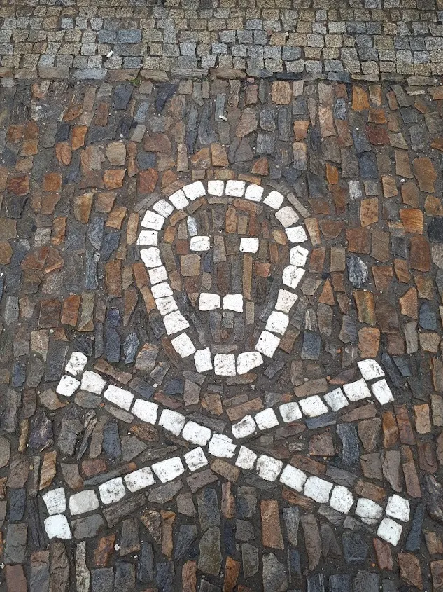 <踏入小鎮後隨處可見的骷顱頭圖>