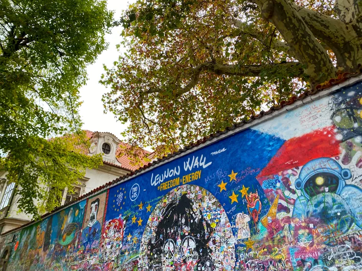 藍儂牆,是馬爾他騎士團所屬的建物的一堵外牆,在1980年代,有位不知名的藝術家率先在牆上塗鴉歌手約翰.藍儂的肖像,後來引領很多人效仿,在那個仍是共產主義治理下的捷克斯洛伐克時代,這堵牆成了人們發聲的園地。