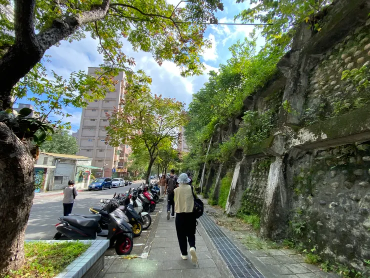 沿著木柵路三段48巷往南前行