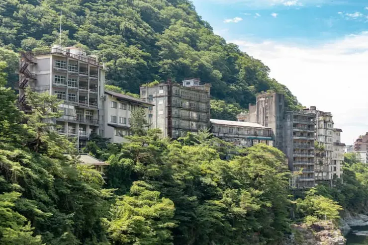 荒廢飯店與現代溫泉會館同存並立，圖片來源：完美行旅遊情報