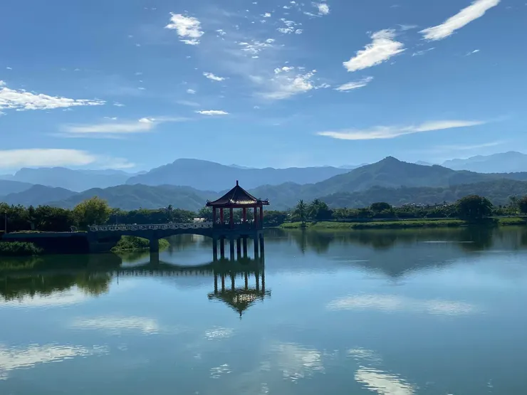 清晨的美濃湖倒影