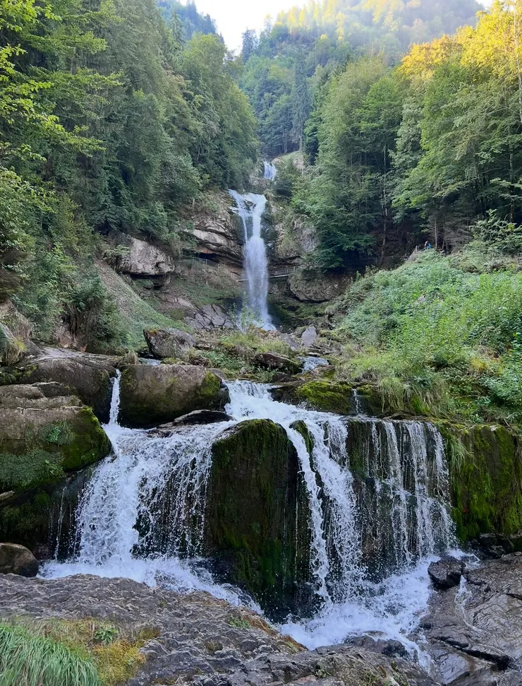 山𥚃的瀑布，嘩啦嘩啦的水聲很療癒