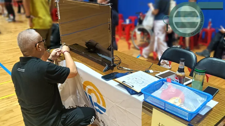 當現場的比數顯示系統異常時，萬一沒有專業技師在場，裁判就得充當維修員的角色，好讓比賽順利進行。