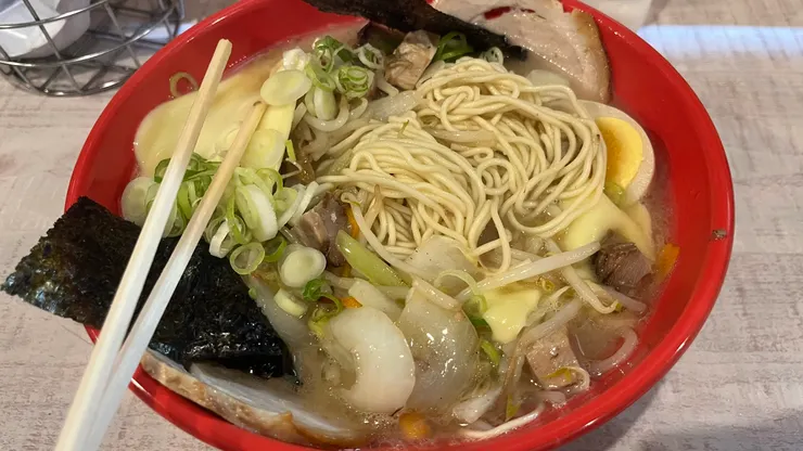 吃完這碗麵，只能說真的是飽到不行。