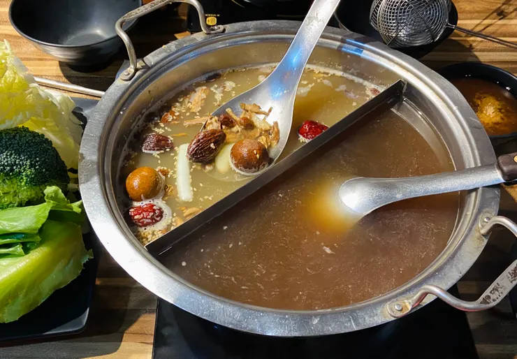 ▲ 左邊是原味蒙古鍋,右邊是甘蔗回甘鍋