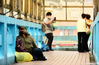 對照許多人來攝影留念，無家者或許正在思考該去何處