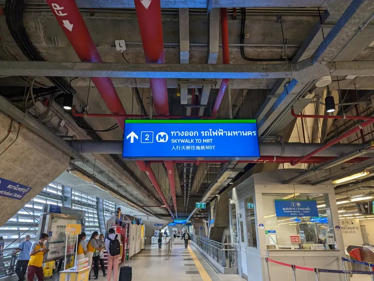 Makkasan站轉乘MRT的指標很清楚