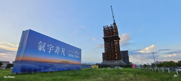 重劃甫畢忽驚建商百家爭鳴，巨幅看板描繪遠景宛如夢幻。