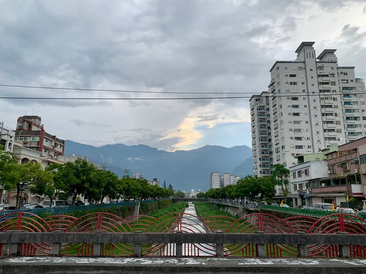 第二間住宿走出來一分鐘就可以看到更完整的山景。