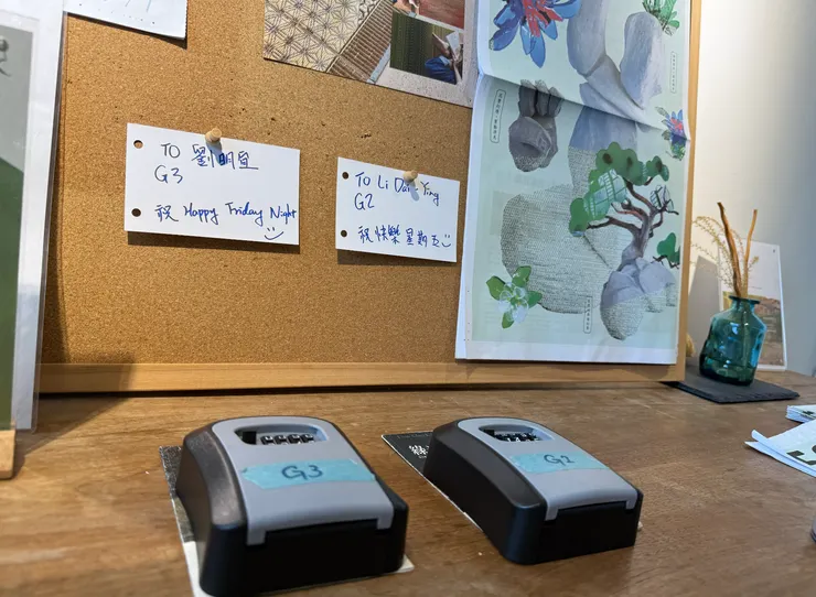 軟木塞板上還釘著小幫手的留言紙條