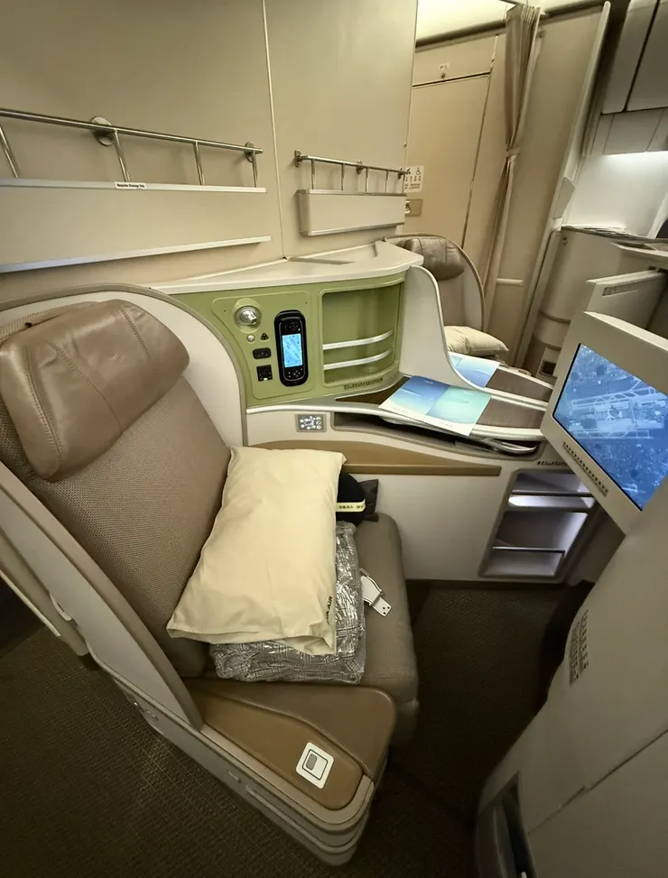 這不是我們的座位，我們自己的座位坐下去弄亂了後，我才想起忘了拍照，當時沒有想要Po文，只是想留個紀錄而已。