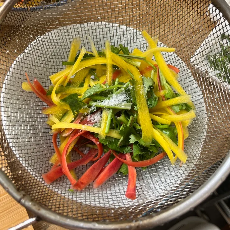 我在這裡是連香菜一起抓醃了，可不用這樣